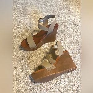New! Wood platform sandals